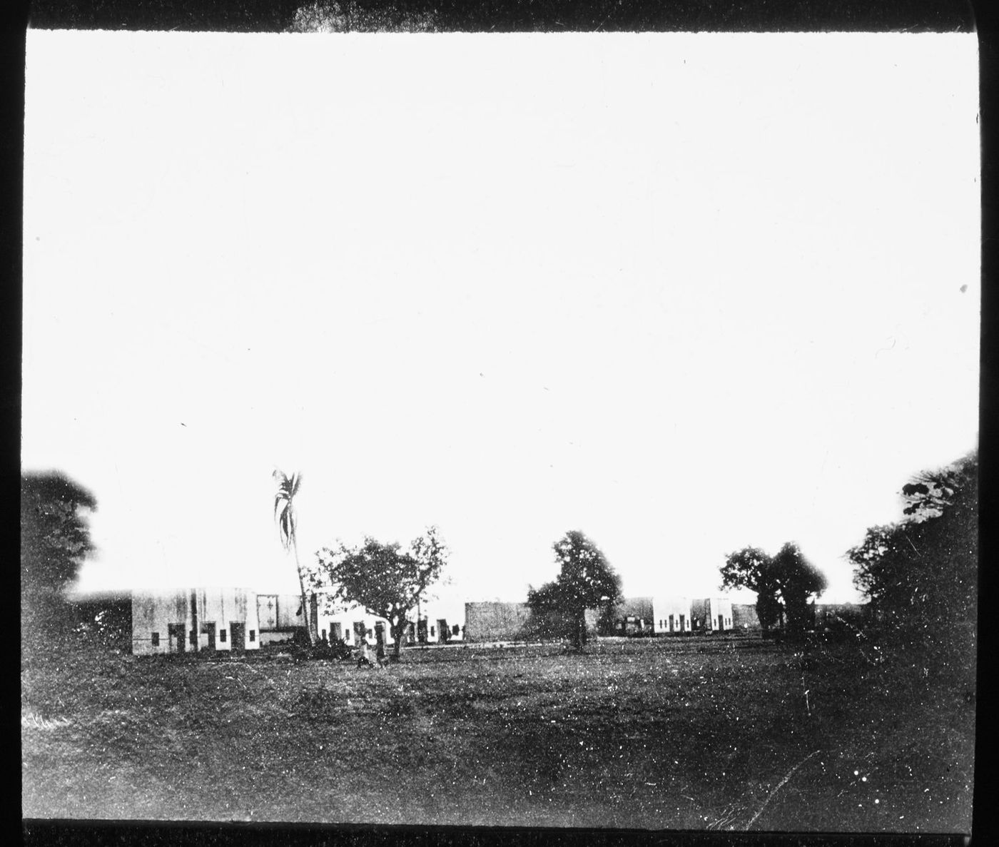 Dahomey. 1, Palais de Simbodji (Abomey) après l'incendie - (mission) d'Albéca ; (photogr. reprod. par) Molteni (pour la conférence donnée par) d'Albéca - btv1b53231339f.jpg