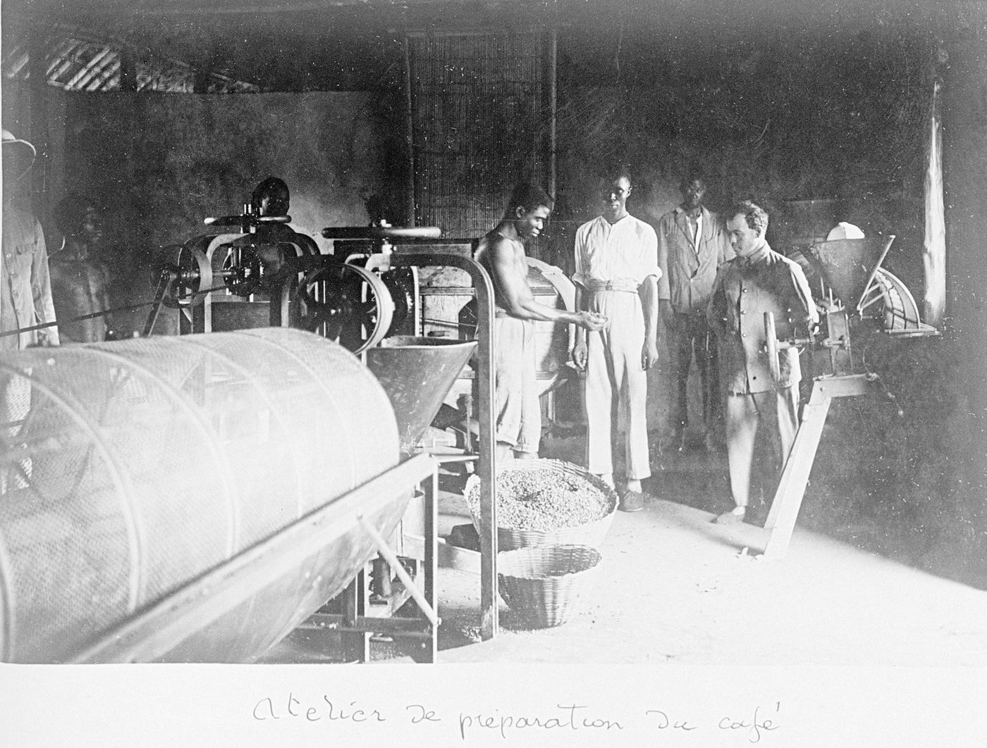 Atelier de préparation du café au Dahomey - btv1b10103103p.jpg