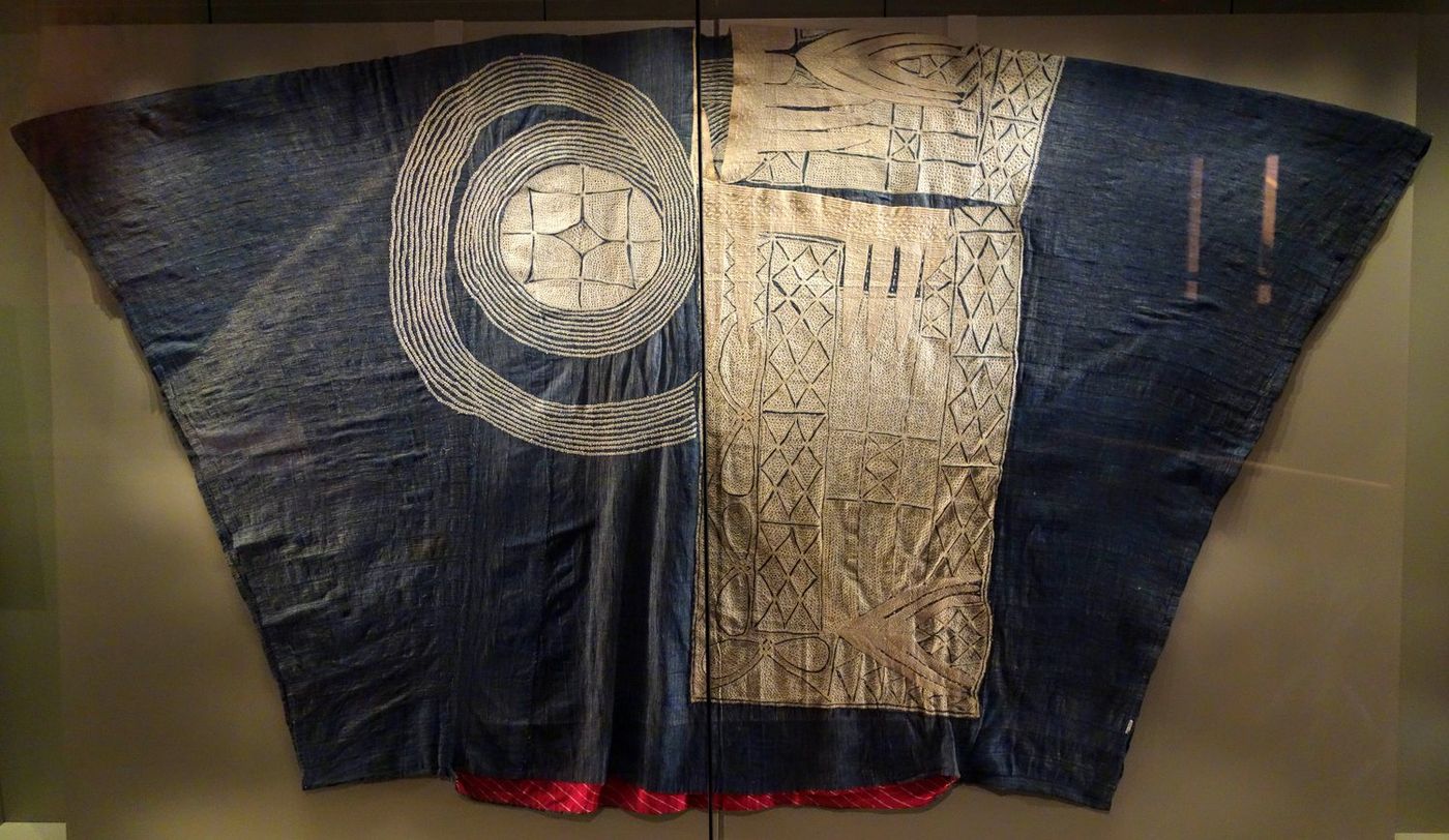 Man's embroidered robe, Nigeria, 1900-1925, cotton, silk, embroidery - Royal Ontario Museum - DSC04451.JPG