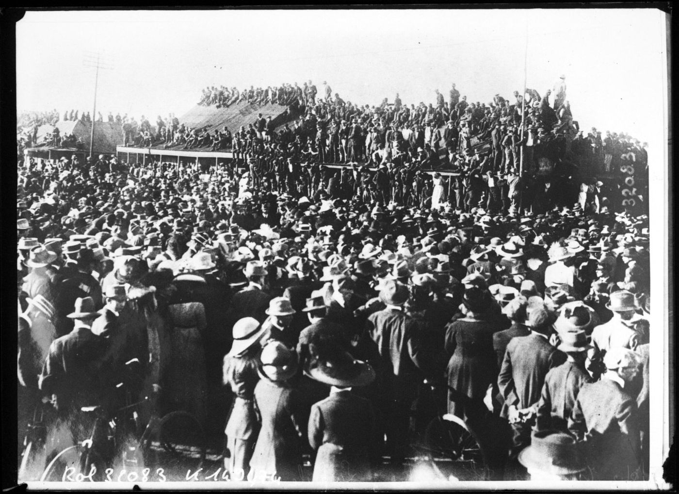 6-8-13, troubles de Johannesburg, la foule assistant aux funérailles - btv1b6926743f.jpg