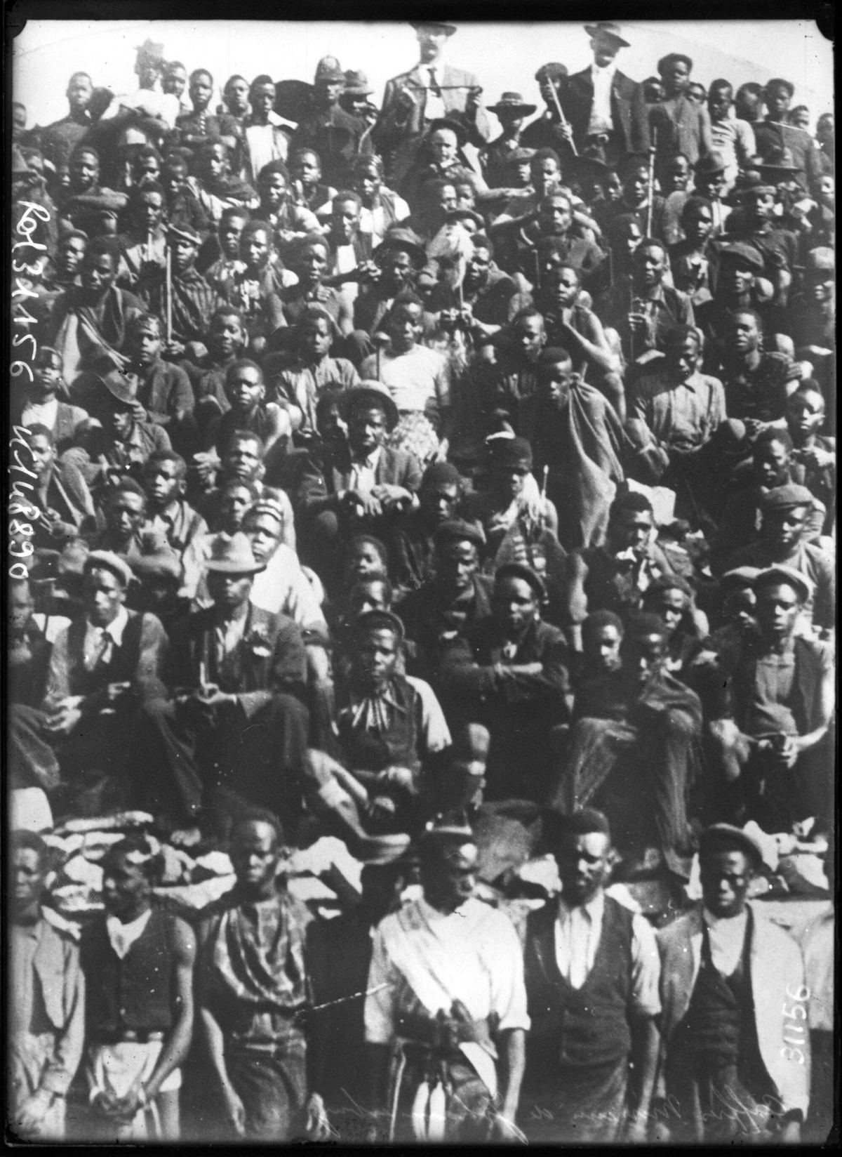 Cafres mineurs de Johannesburg (regroupement d'hommes noirs) - btv1b69261597.jpg